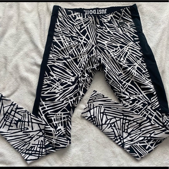 Women’s NIKE Leggings L - Picture 3 of 7